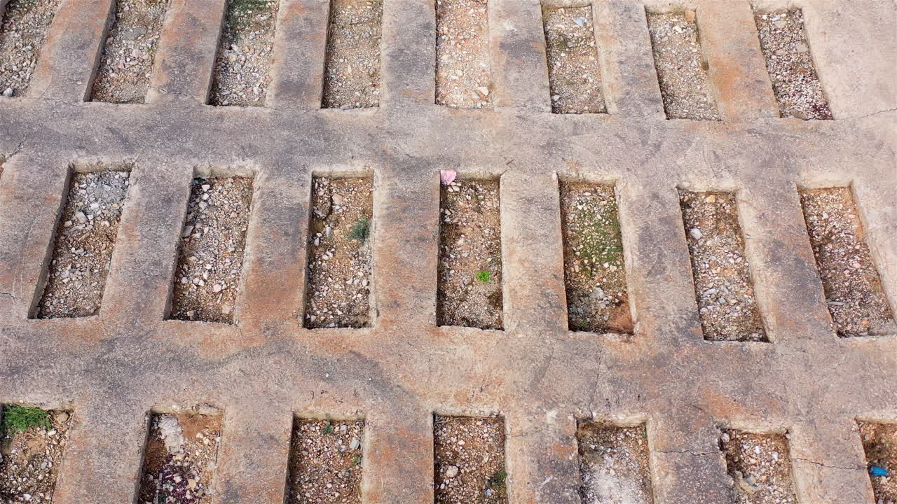 imágenes aéreas sobre terrenos de entierro vacíos en el cementerio judío, jerusalén israel
