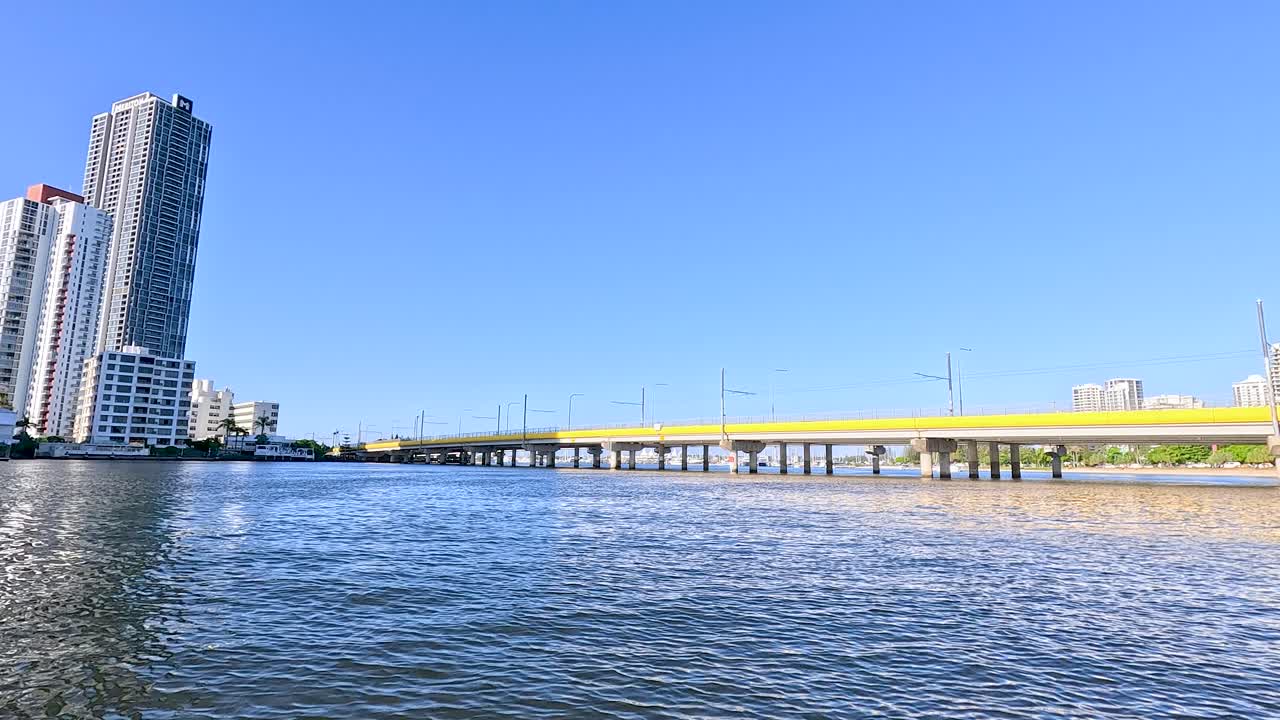 골드 코스트 다리 아래의 경치 좋은 보트 여행