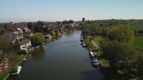 Luftaufnahmen-Von-Drohnen-Entlang-Des-Flusses-Waveney-über-Zwei-Ruderern-In-Der-Nähe-Von-Beccles,-Norfolk