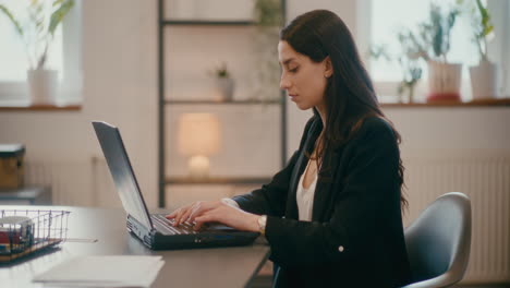 gerente femenina trabajando en una computadora portátil en el escritorio de la oficina.