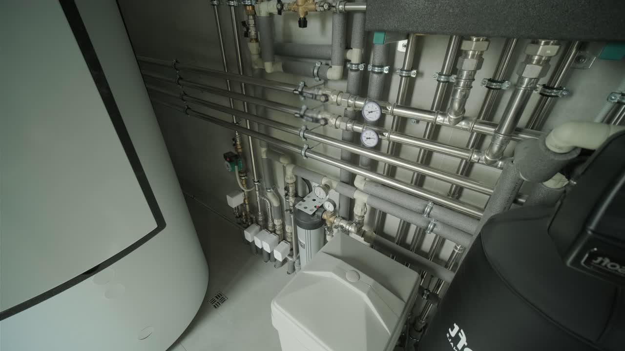 técnico que ajusta las válvulas de las tuberías de los sistemas de calefacción residenciales