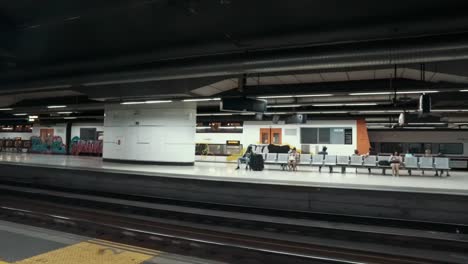 plataforma de la estación de metro