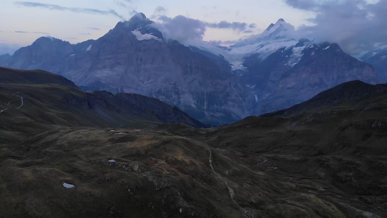 sobrevuelo aéreo sobre el lago bachalpsee en grindelwald, suiza al atardecer con vistas a schreckhorn y wetterhorn