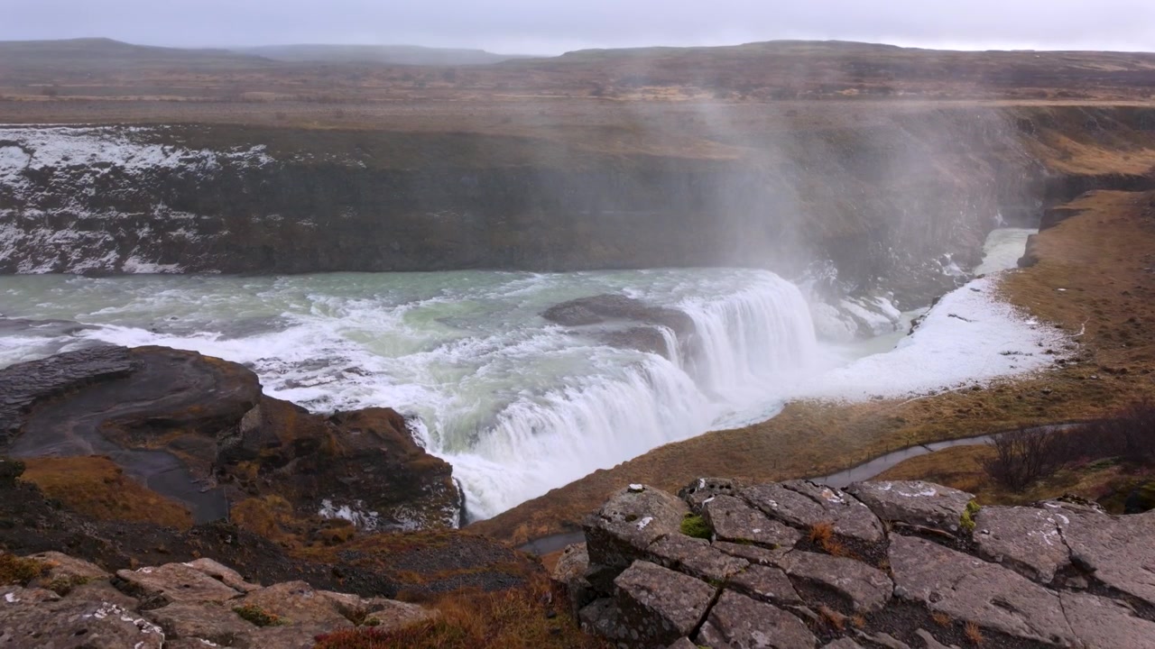 Cascade de Gullfoss en Islande le long du Cercle d'Or en automne - ralenti.