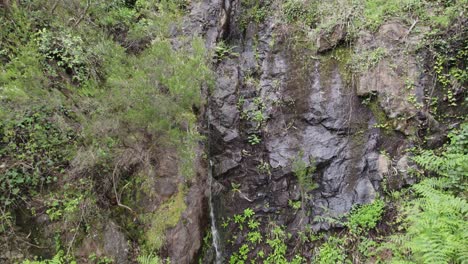 Vista-Aérea-Con-Vistas-A-La-Cascada-Rocosa-De-Cascata-Do-Chilrão-En-Monchique,-Portugal-Exuberante-Naturaleza-Circundante