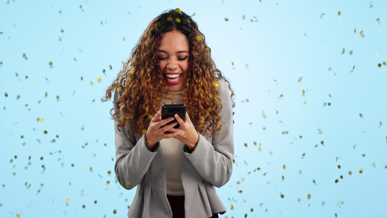 Femme, téléphone et gagnante avec des confettis en studio