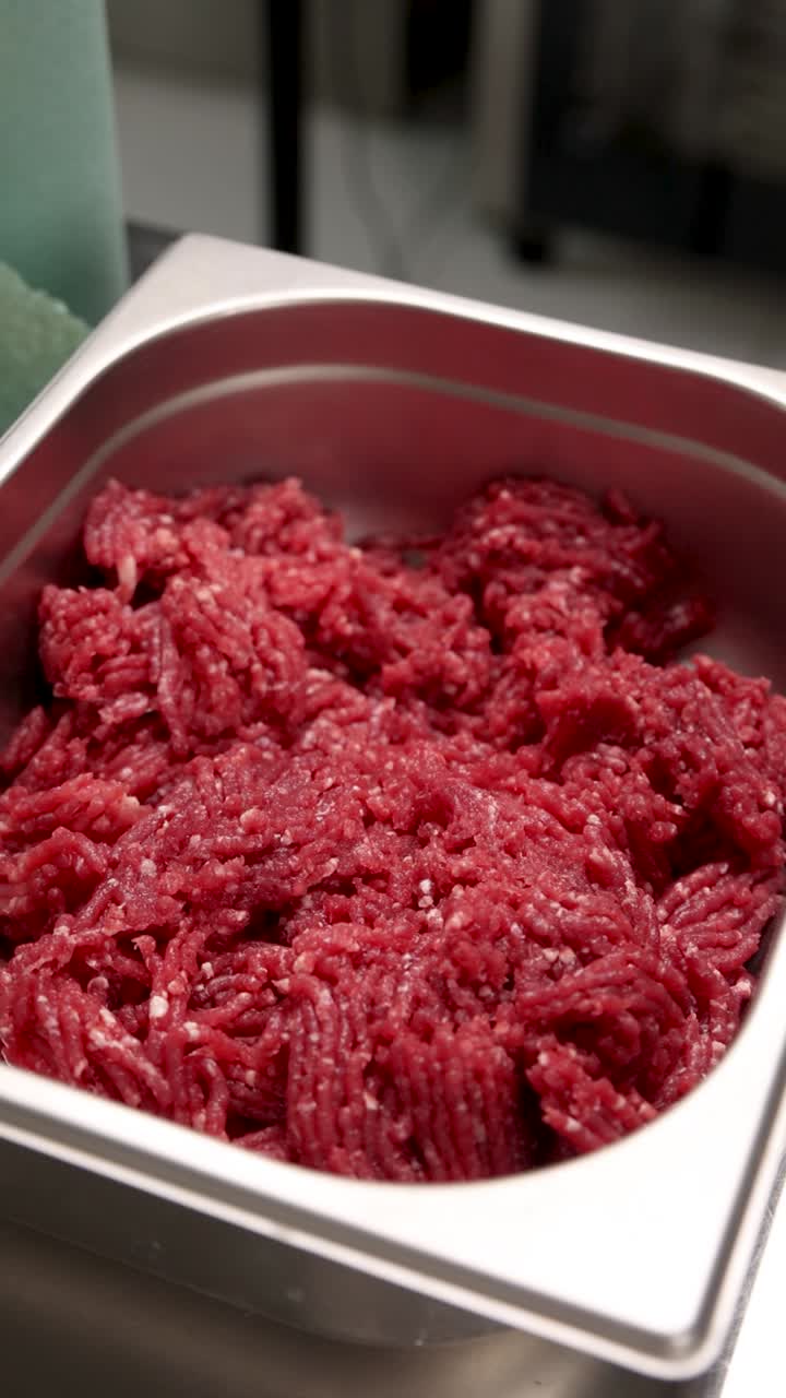 Rindfleisch in einem Edelstahlbehälter