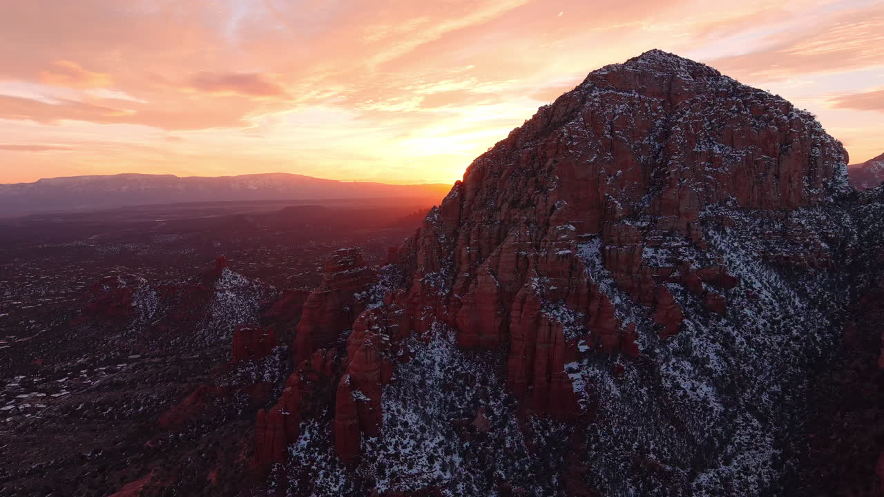 el pico de la montaña capitol butte en la puesta de sol, vista aérea