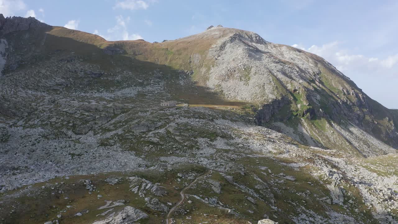 vista aérea de las montañas en italia