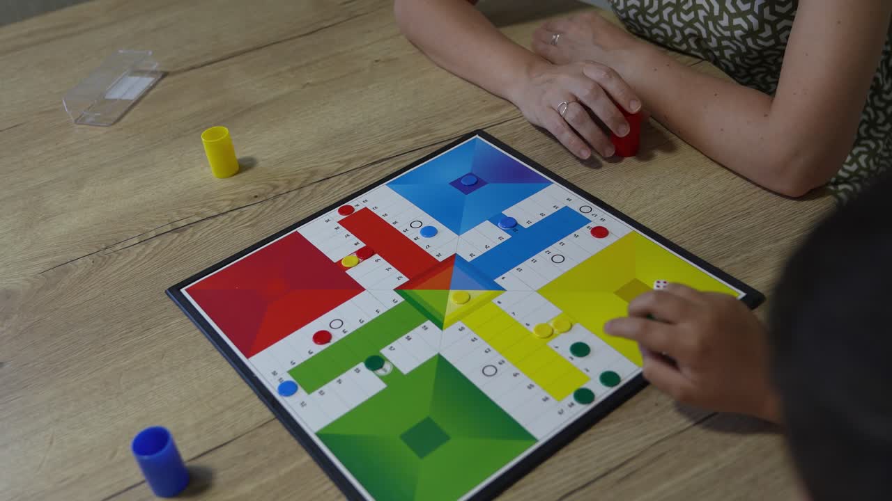 Persone che giocano a un gioco da tavolo a un tavolo