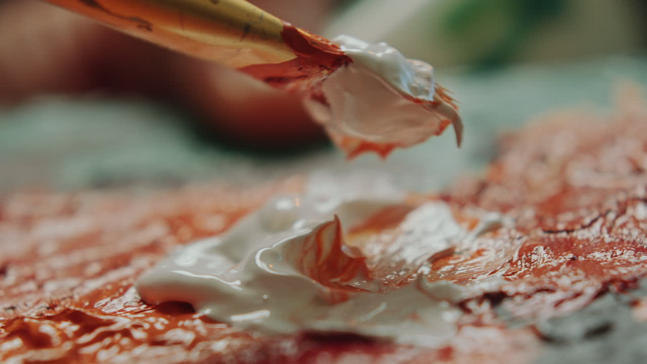 팔레트 에 두꺼운 색 과 오렌지색 페인트 를 는 브러쉬 의 클로즈업