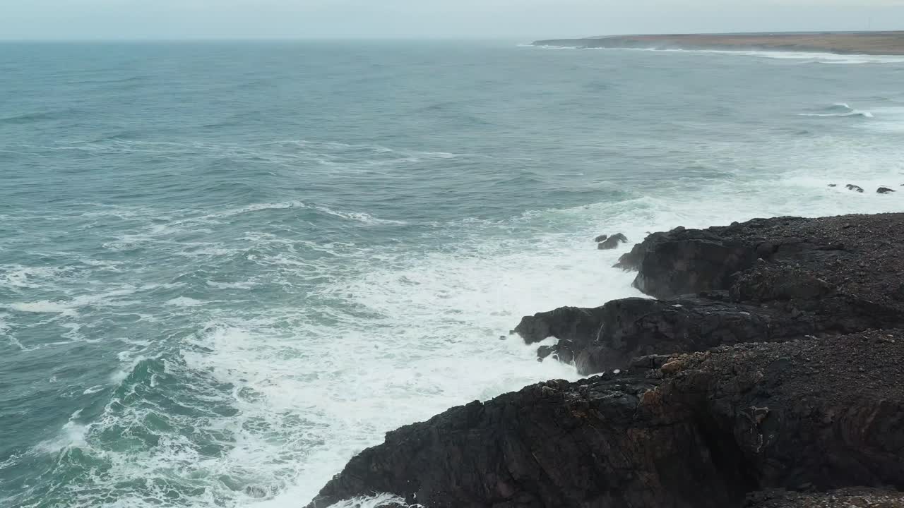 Ripresa con drone di onde di tempesta atlantiche che si infrangono sul promontorio di Lewis