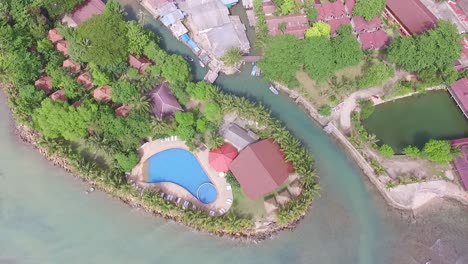 Vista-Aérea-De-Arriba-Hacia-Abajo-En-Aumento-Koh-Chang-Luxury-Paradise-Resort-Tejados---Piscina-Escénica-Tailandia