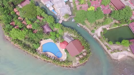 vista aérea de arriba hacia abajo en aumento koh chang luxury paradise resort tejados - piscina escénica tailandia