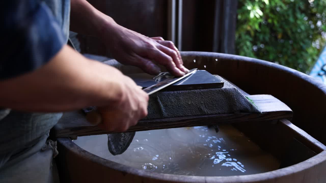 은 돌 에 칼 을 신중 히 날카롭게 하는 사람