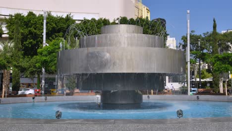 imágenes en lapso de tiempo de la plaza dizengoff, tel aviv, monumento, avenida. un gran edificio