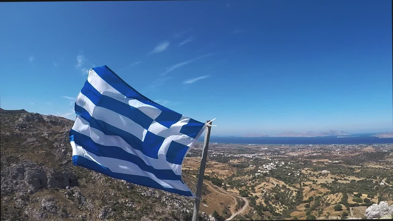 bandera de grecia en la fortaleza de paleo pili un sitio histórico en la isla de kos en grecia