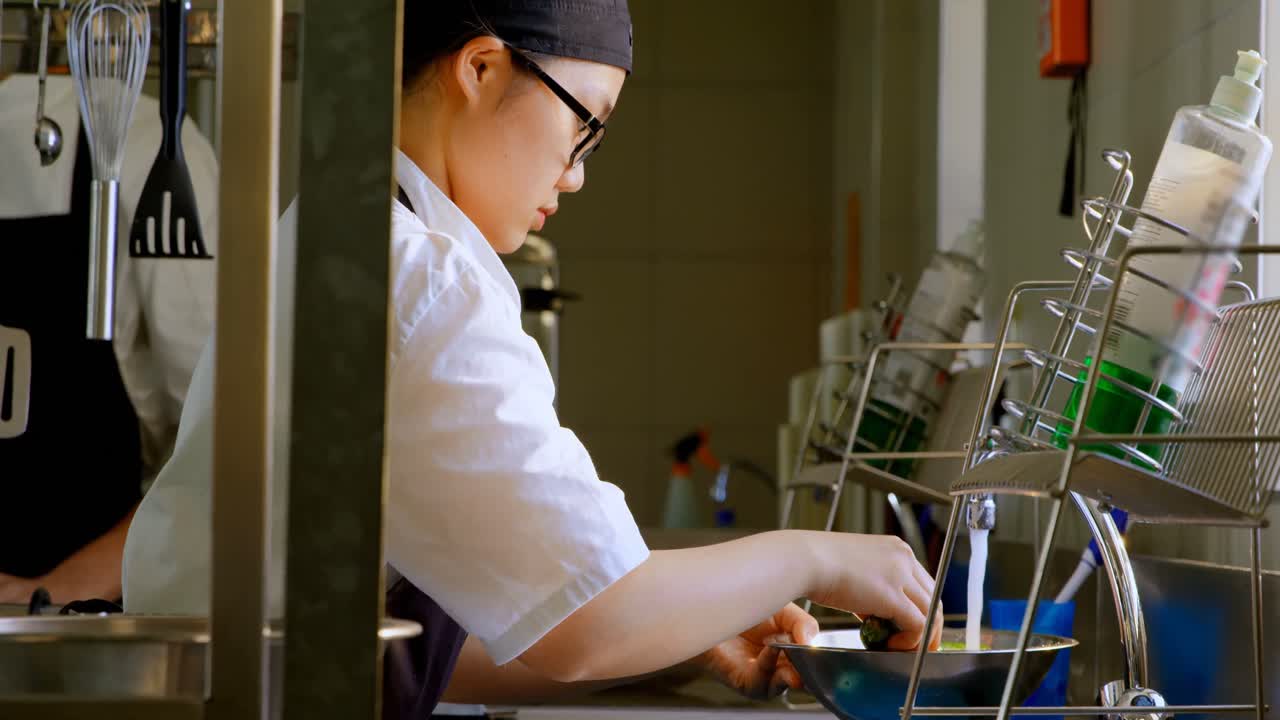 부 ⁇ 에서 야채를 세탁하는 여성 요리사 4k