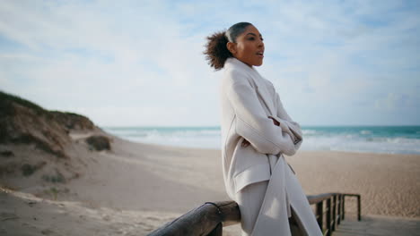 Mujer-De-Pelo-Negro-Magra-Barandillas-En-La-Playa-Del-Océano.-Viajero-Sereno-Descansando-En-La-Orilla