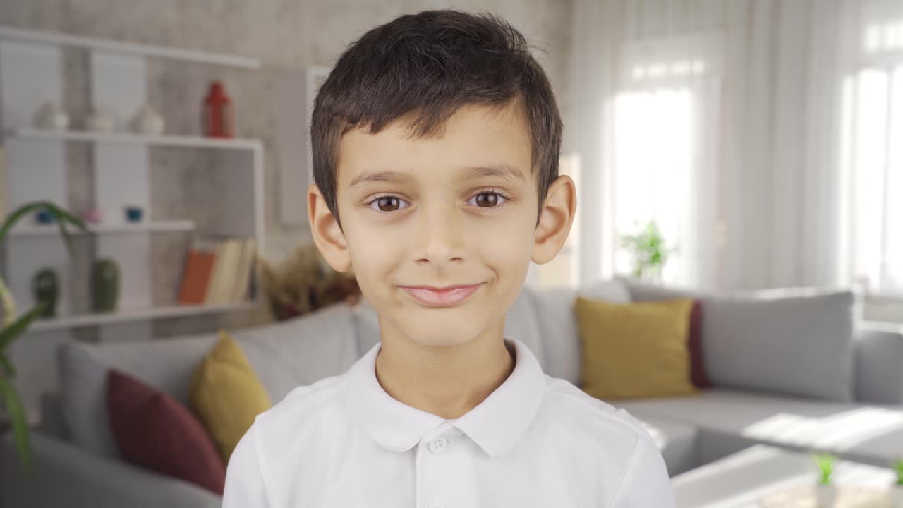 un chico mirando a la cámara.