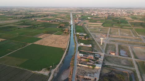 Vista-De-Drones-Sobrevolando-Los-Campos-Agrícolas-Y-La-Vida-De-La-Aldea-De-Punjab,-India-Y-Pakistán