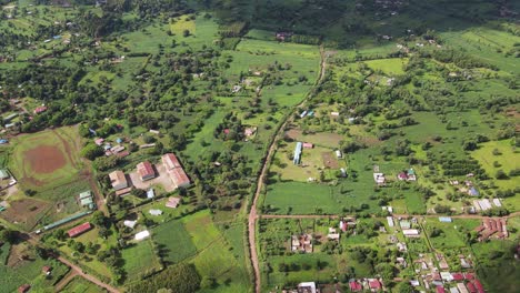 Vista-Aérea-Del-Pueblo-En-Las-Estribaciones-De-La-Montaña-Kilimanjaro,-Kenia