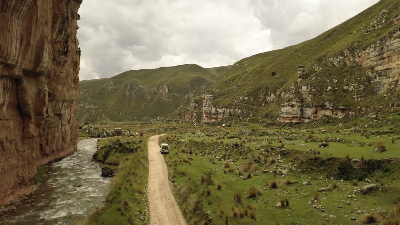 imágenes de retroceso de drones aéreos en 4k en el cañón de shucto - canchayllo - jauja - perú, con el drone dji mavic 2 pro