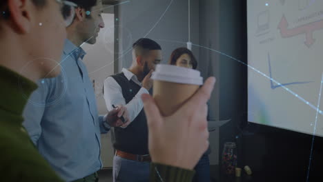 animación de una red de conexiones contra un equipo de diversos colegas que discuten juntos en la oficina
