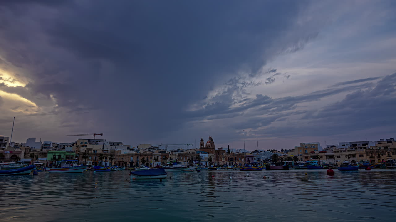 amanecer sobre el puerto pesquero del pequeño pueblo pesquero maltés de marsaxlokk