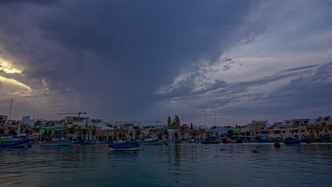 Amanecer-Sobre-El-Puerto-Pesquero-Del-Pequeño-Pueblo-Pesquero-Maltés-De-Marsaxlokk