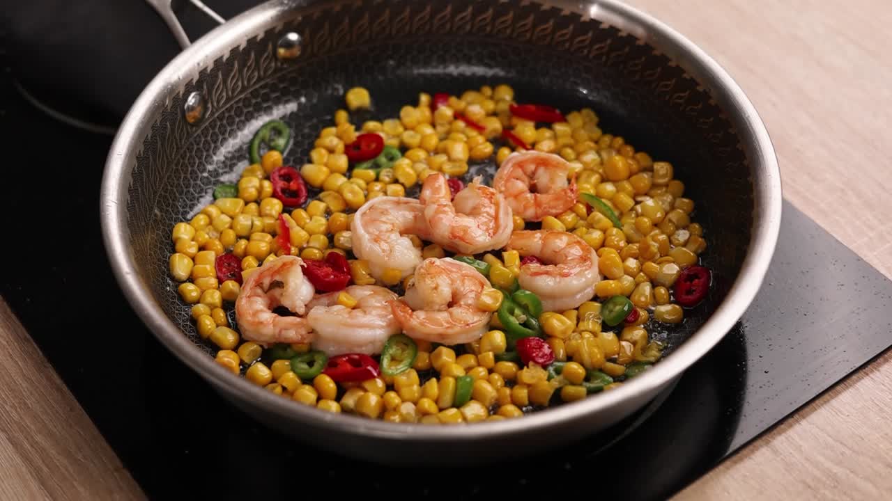 camarones y maíz fritos