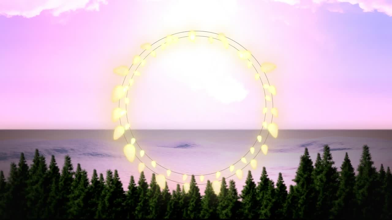 желтые светящиеся декоративные фейные огни на фоне зимнего пейзажа с деревьями