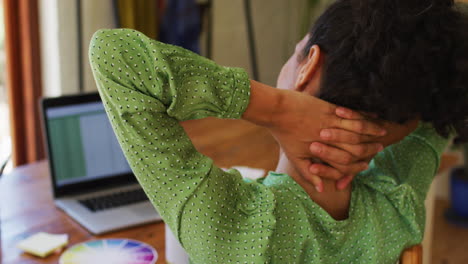 Mujer-De-Raza-Mixta-Estirando-Su-Cuello-Mientras-Trabaja-Desde-Casa