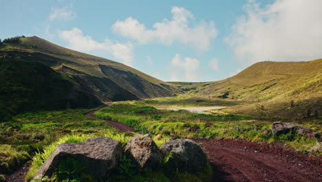 Grüne-Malerische-Berglandschaft