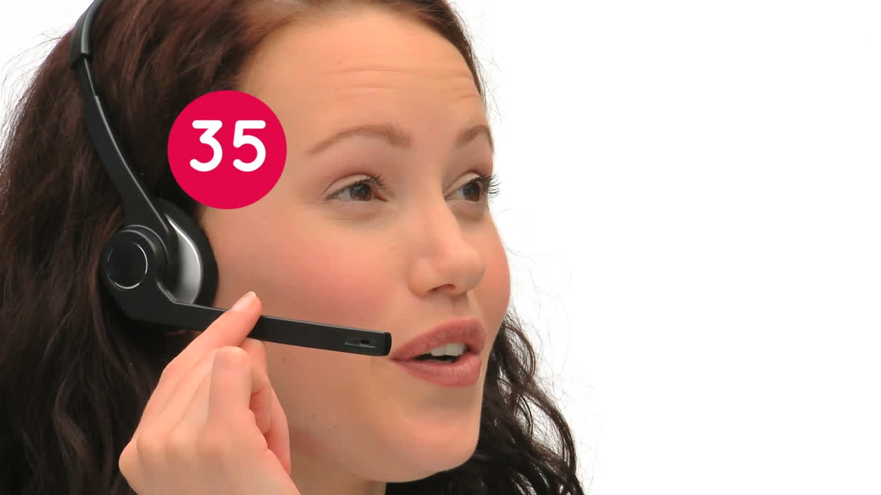 números crecientes sobre la bandera roja redonda contra la mujer caucásica ejecutiva de atención al cliente que trabaja