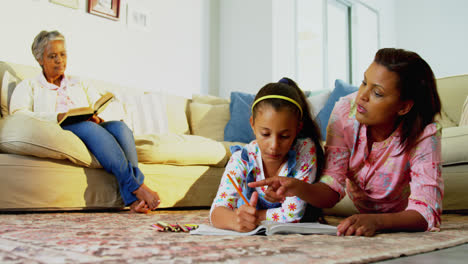 Madre-Ayudando-A-Su-Hija-A-Dibujar-En-La-Sala-De-Estar-4k