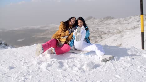 Zwei-Junge-Frauen,-Die-Im-Schnee-Herumtollen