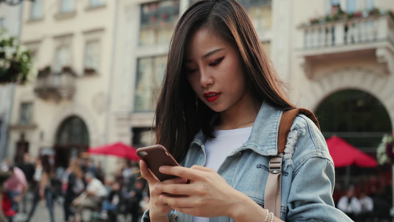 портрет крупным планом счастливого мужчины в хорошем настроении, разговаривающего по мобильному телефону возле светящейся украшенной елки