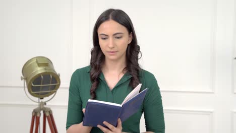 chica india educada escribiendo un libro