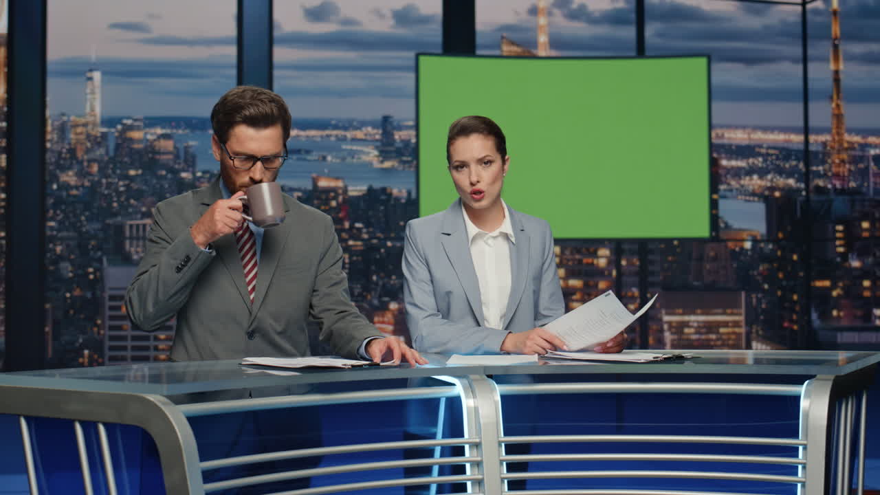 커플 리포터: chromakey 뉴스 스튜디오에서 저녁 방송 클로즈업