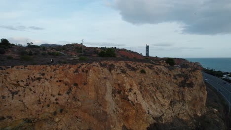 Klippe-Mit-Blick-Auf-Den-Strand-Von-El-Candado-Und-Die-Belebte-Straße-Bei-Sonnenaufgang-Und-Sonnenuntergang