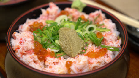 cangrejo al vapor crudo sobre arroz coronado - donburi japonés - comida japonesa