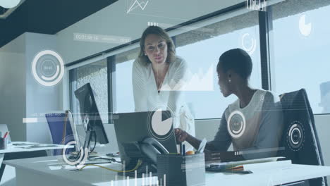 animación de análisis de datos de negocios sobre dos mujeres discutiendo el trabajo en una oficina moderna
