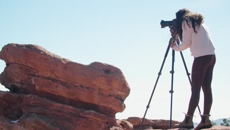 Travel-Photographer-Taking-Photo-Of-The-Balanced-Rock-At-Garden-of-the-Gods-In-Colorado,-USA