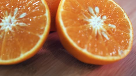 cerrar toma estática interior de naranjas medio cortadas en spinner en el día