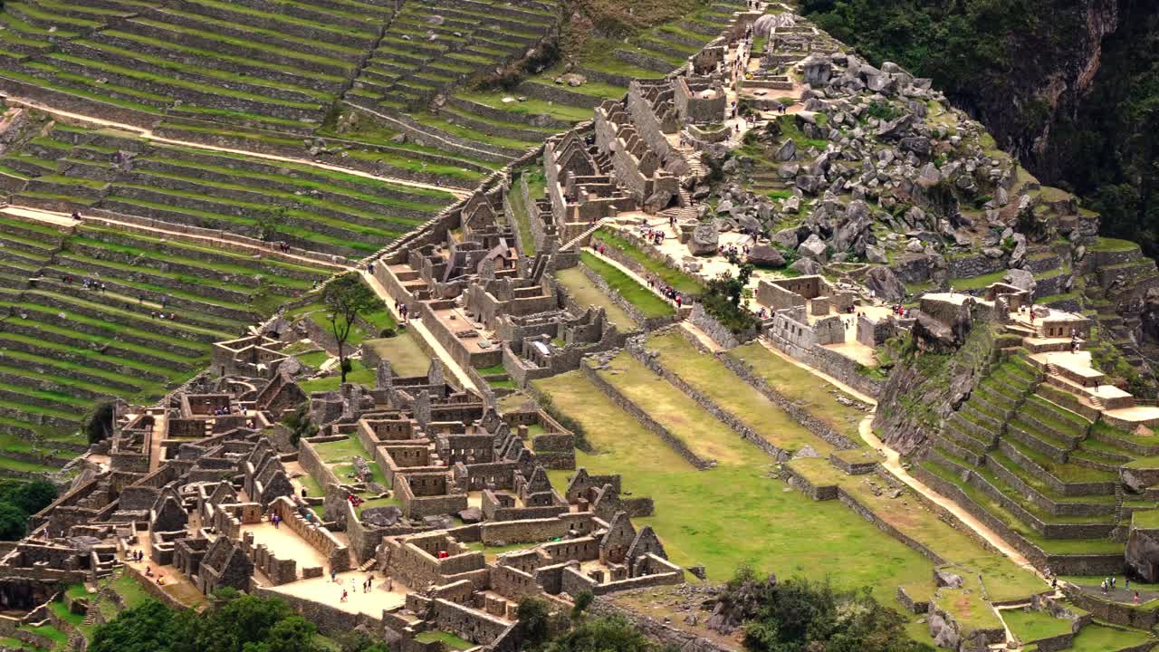 vista superior de las ruinas de la antigua ciudad inca de machu picchu enclavada en una cordillera en perú - toma aérea