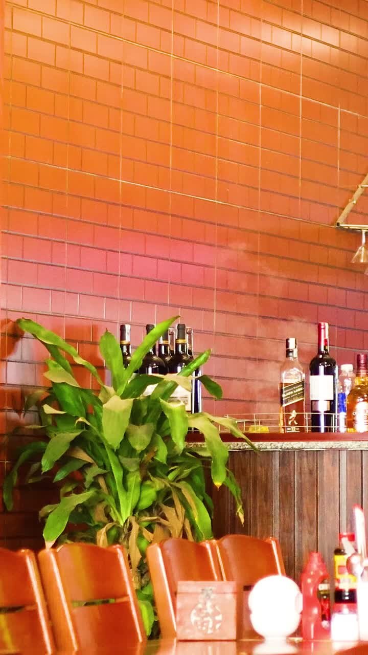 Un ambiente accogliente da bar con piante e bottiglie