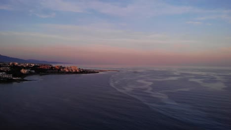 Cielo-Rosado-Del-Atardecer-Sobre-El-Océano-Tranquilo-En-La-Costa-Del-Sol,-Estepona,-España