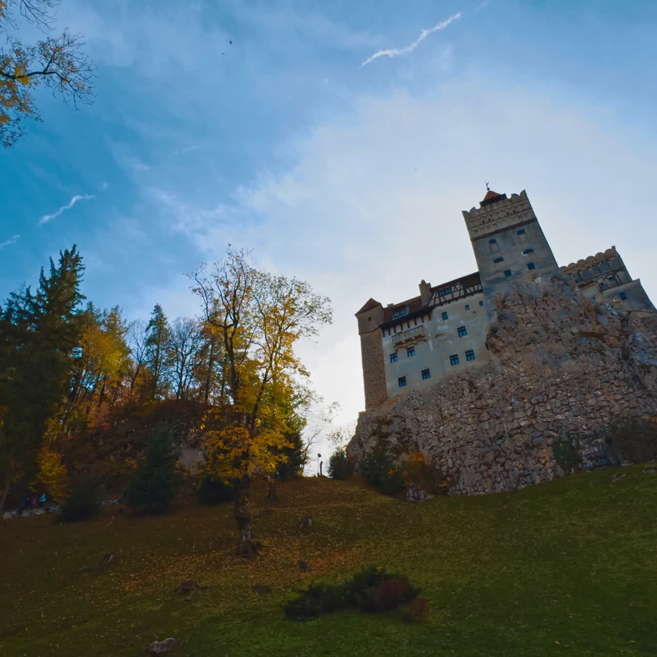 Il vecchio castello di Dracula che svetta sulla collina di Brasov, in Romania. Splendidi alberi colorati e luminosi circondano l'edificio