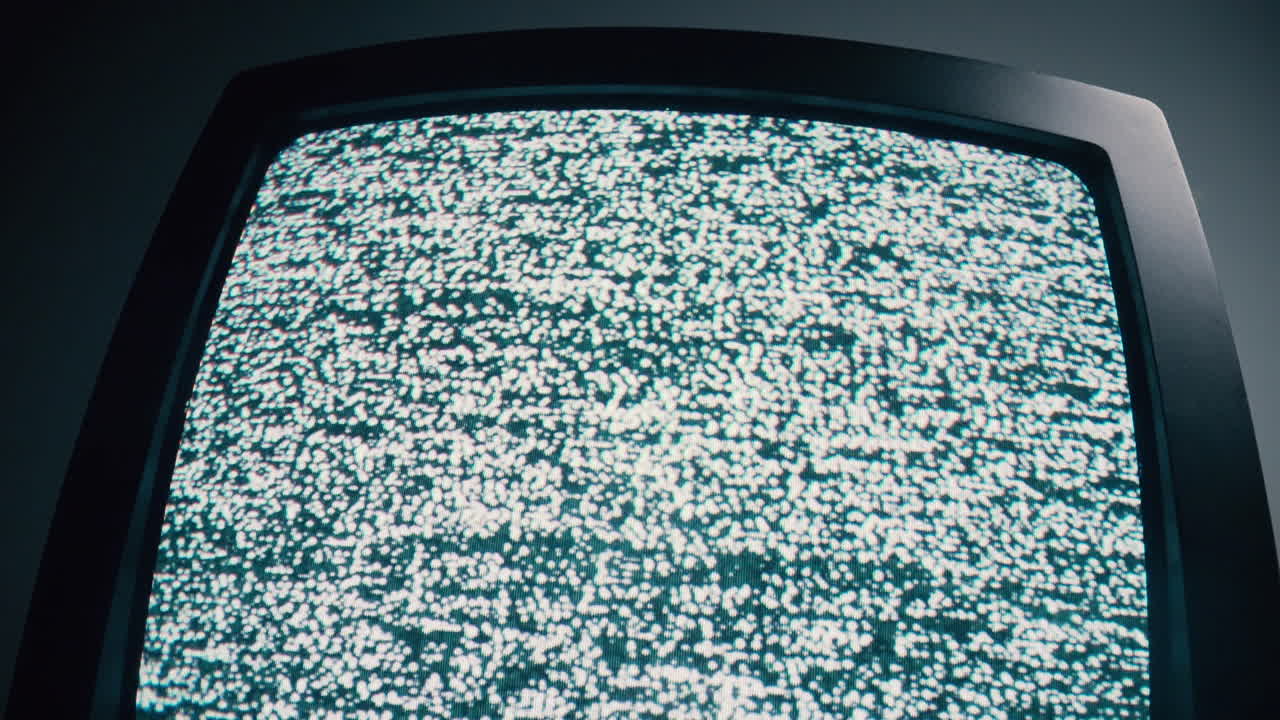 televisión retro con ruido estático, pantalla parpadeante, telón de fondo oscuro